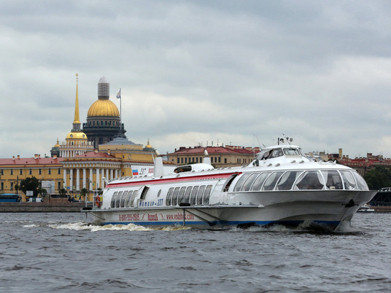 Парад ледоколов открылся в акватории Невы