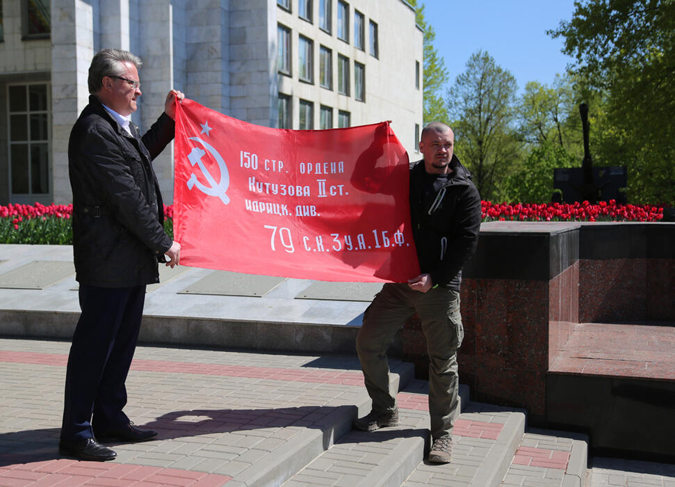Как в Воронеже встречали красное знамя, участвовавшее в боях за Донбасс