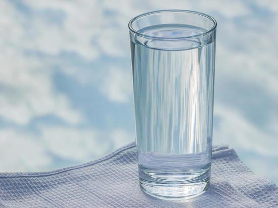 Гастроэнтеролог объяснила рекомендацию отказаться от воды за обедом