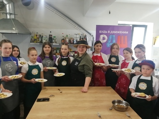 Школьники Смоленска готовили лапуны под руководством шеф-повара