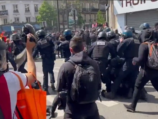 Первомайская демонстрация в Париже переросла в столкновения с силовиками