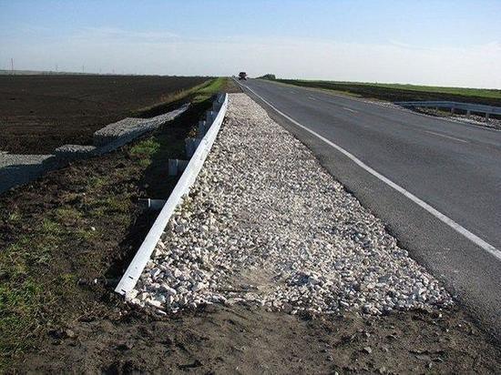 Под Сальском в аварии пострадала девушка за рулем иномарки