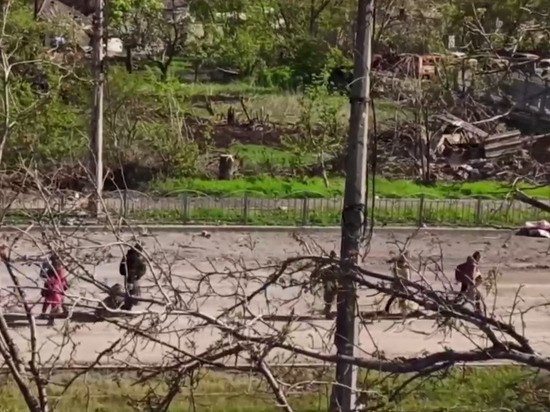 Опубликовано видео выхода гражданских лиц с комбината "Азовсталь"