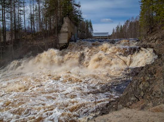Самый большой искусственный водопад Карелии принимает туристов