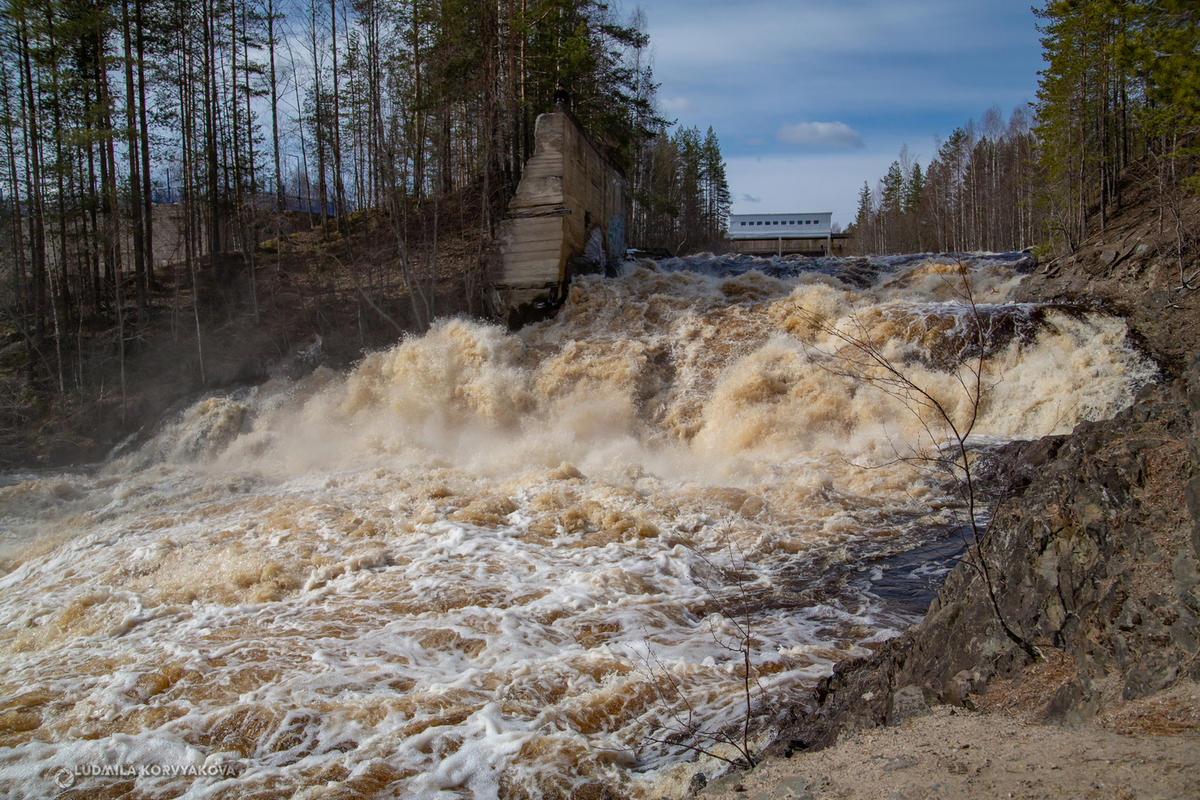 Водопад на реке суна в Карелии