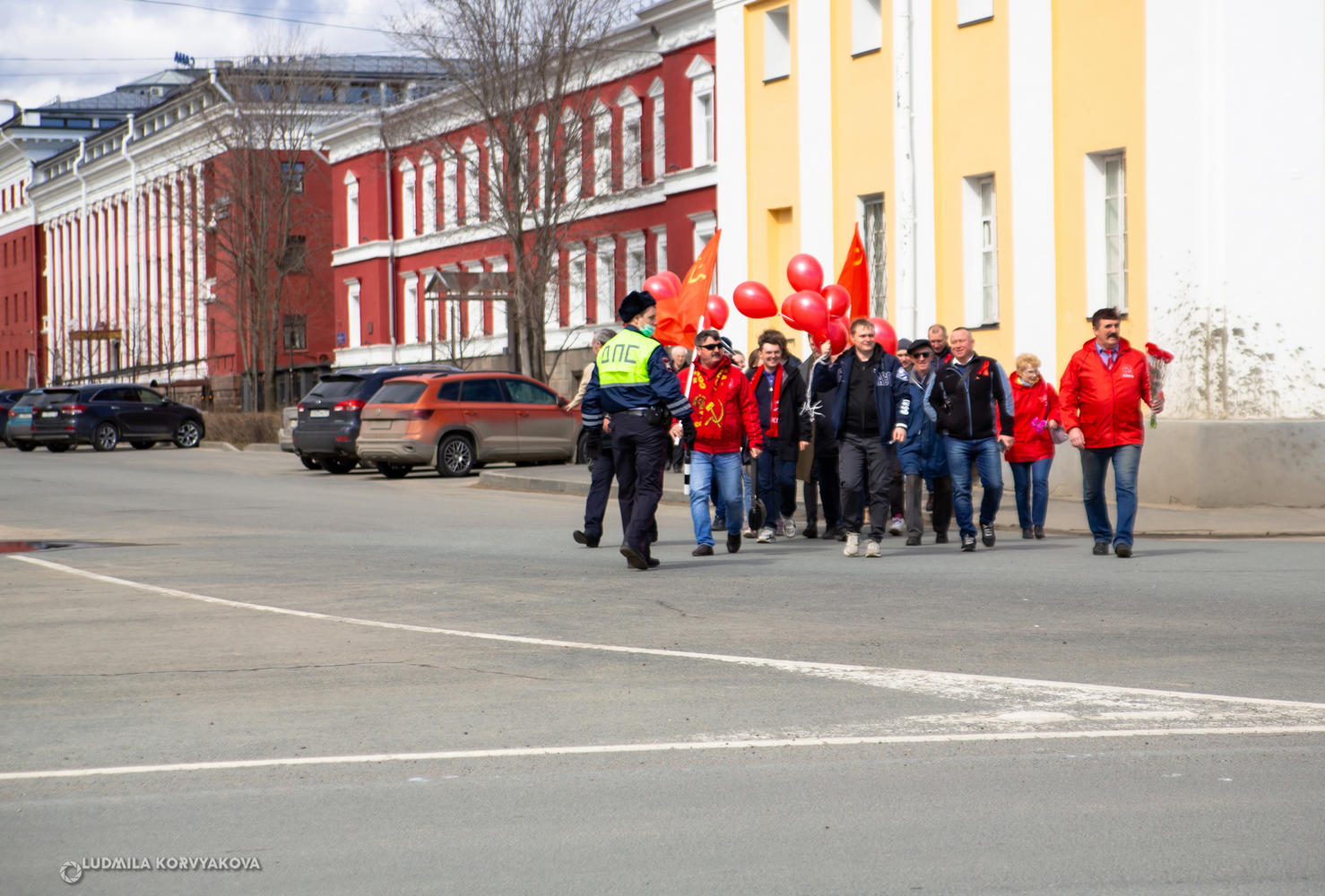 Полиция обезопасила группу коммунистов, шедших возлагать цветы Ленину