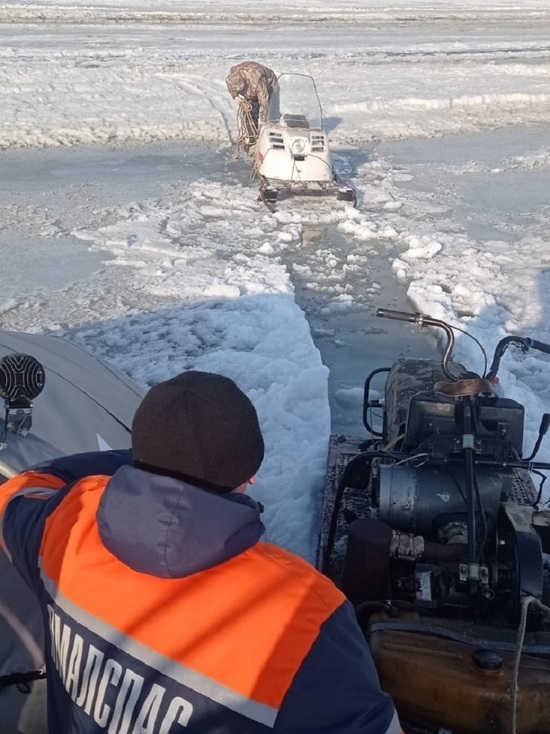 На закрытой переправе Салехард – Лабытнанги спасли 3 людей на заглохшем снегоходе