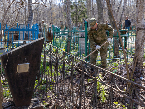 Десятки кубометров мусора вывезли с кладбища в Южно-Сахалинске в преддверии Радоницы
