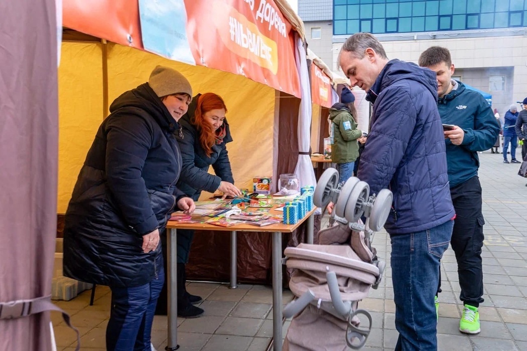 Первомай на Ямале отметили с парадом, фестивалем дарения и экоакциями: яркие фото с праздника