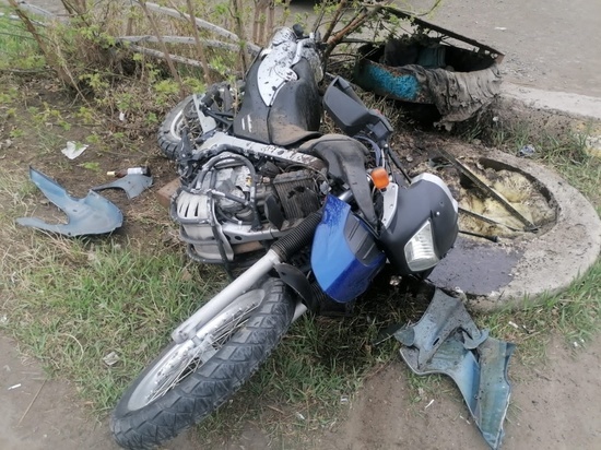 В Омской области мотоциклист врезался в автомобиль и был госпитализирован
