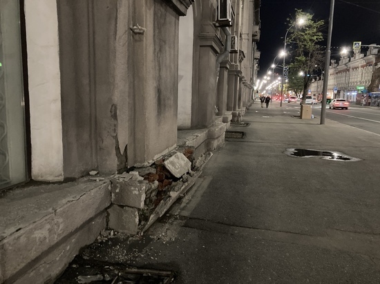 В центре Саратова искусственно обрушили стену