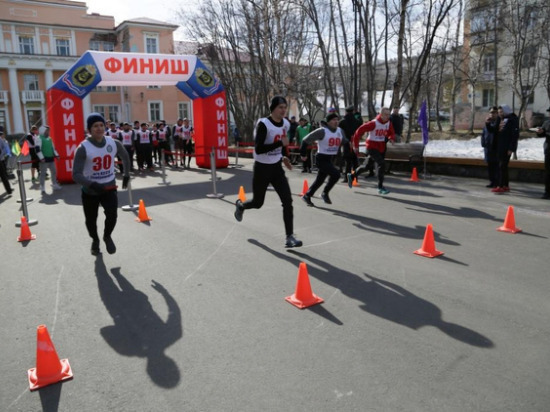 В Североморске в традиционной легкоатлетической эстафете приняли участие более 100 человек
