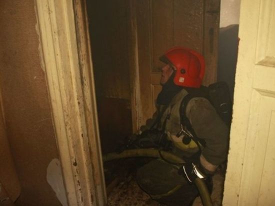 Спасатели полчаса тушили вспыхнувшую квартиру на Малоохтинском, где погиб мужчина