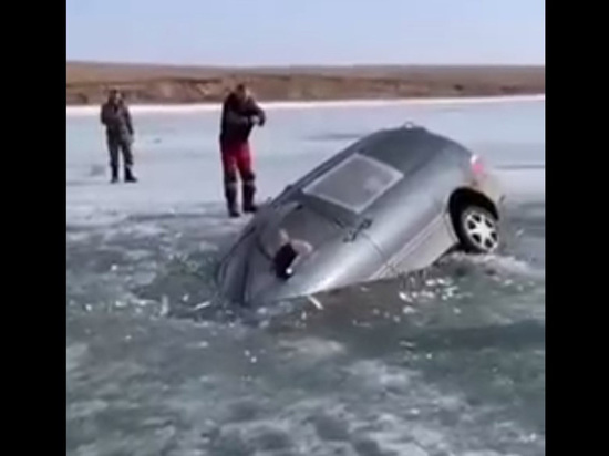 Под Иркутском водитель утонул, устроив дрифт на льду Ангары