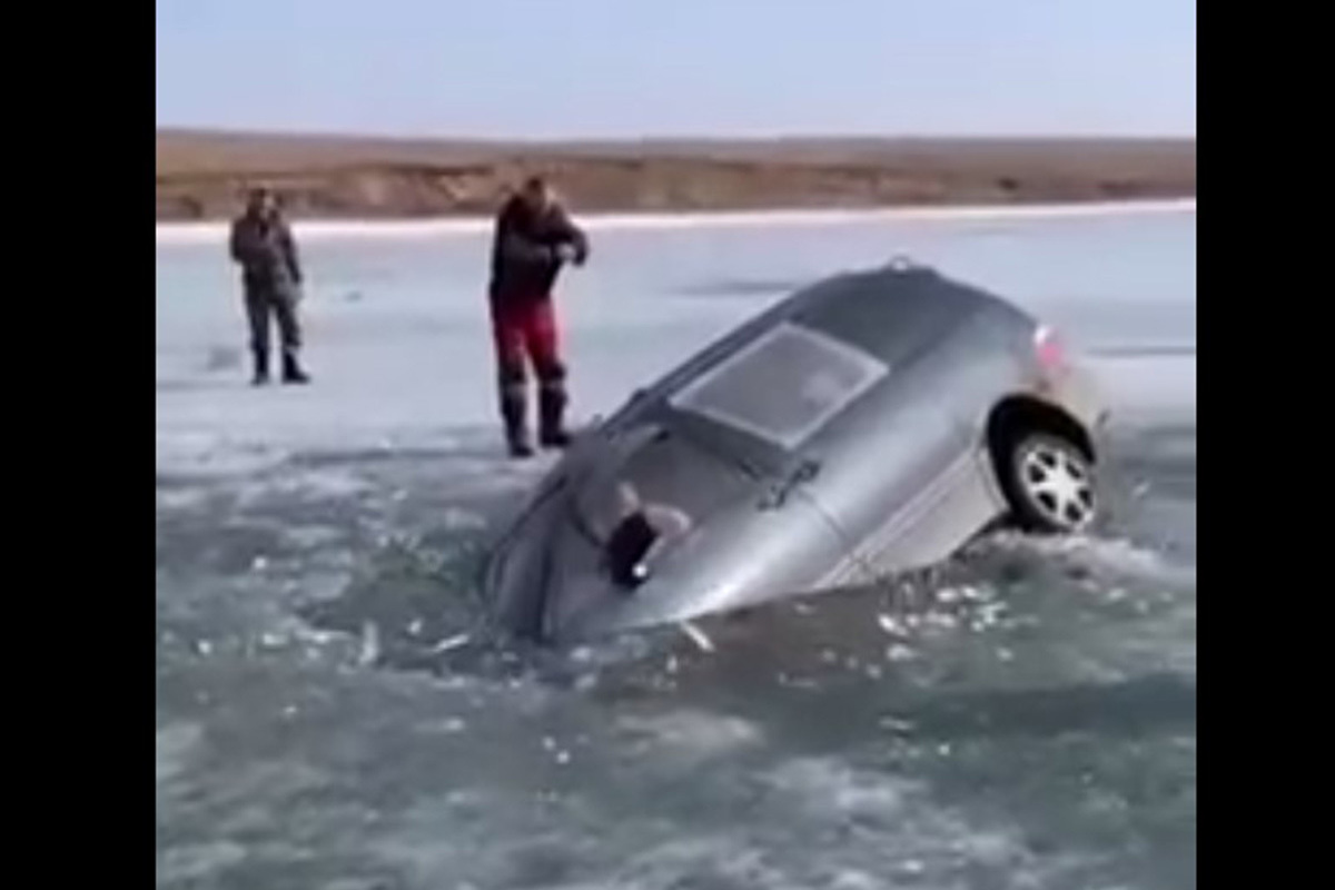 Под Иркутском водитель утонул, устроив дрифт на льду Ангары - МК