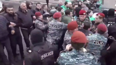 Массовые задержания на акции протеста в Ереване сняли на видео