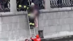 В Москве спасатели достали из реки полуголого горе-пловца: видео