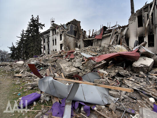 В руинах драмтеатра в Мариуполе нашли десятки тел