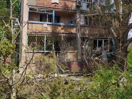 На окраине Донецка снаряды разбили школу и ясли