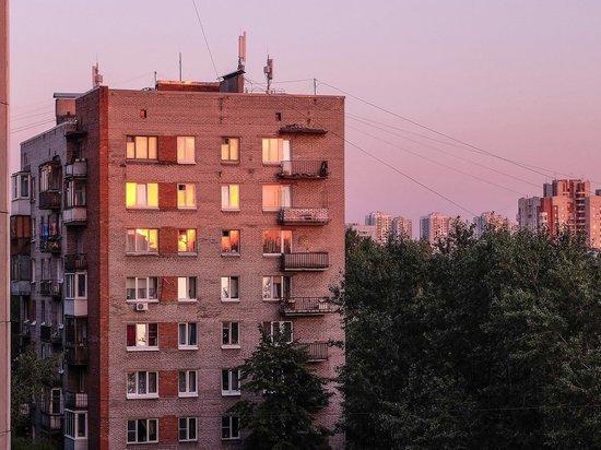 Тело мужчины нашли на улице Красноярской в Чите, он мог упасть из многоэтажки