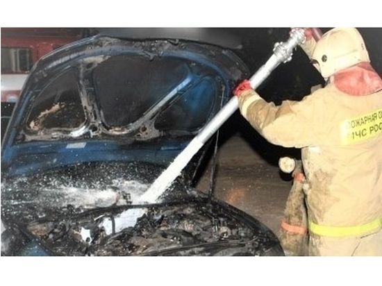 В Рославле пожарные ликвидировали возгорание автомобиля