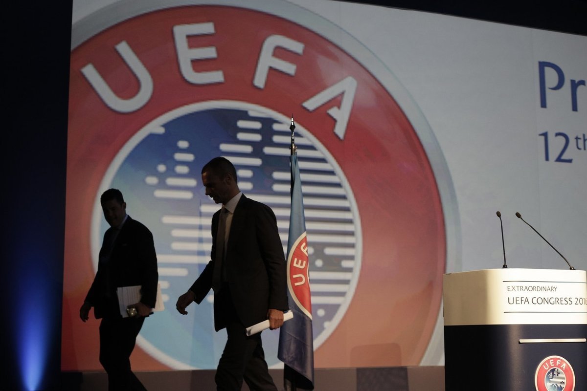 Специалисты комментируют решение УЕФА об исключении российских команд из мирового футбола
