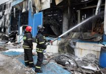 Крупный пожар на мебельном складе в подмосковном городском округе Богородский на Кудиновском шоссе тушат пожарные МЧС