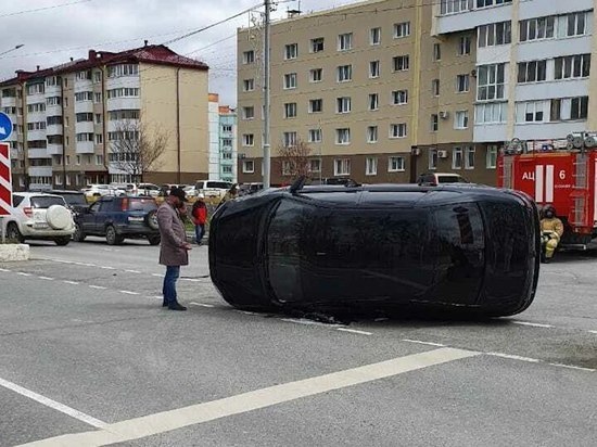 Автомобиль перевернулся на бок после ДТП в Южно-Сахалинске