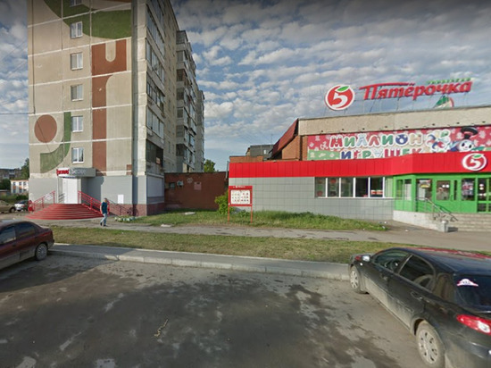 Daewoo Nexia отбросило на дом в результате ДТП в Каменске-Уральском