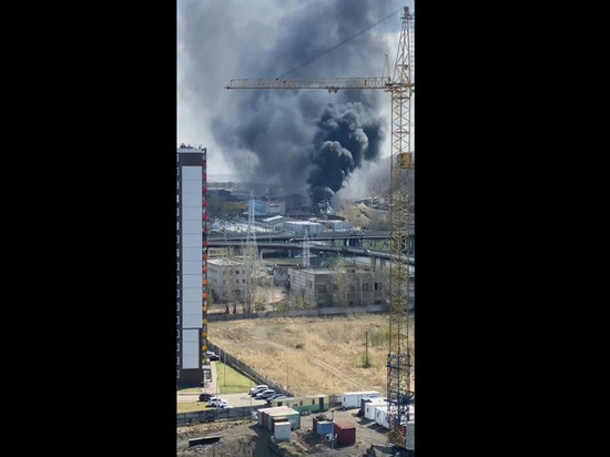 Полиэтиленовые отходы горят на улице 60 лет Октября в Красноярске