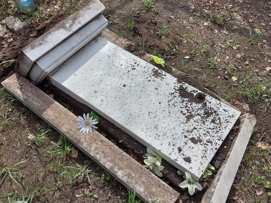 Вандалы разгромили кладбище в Магнитогорске