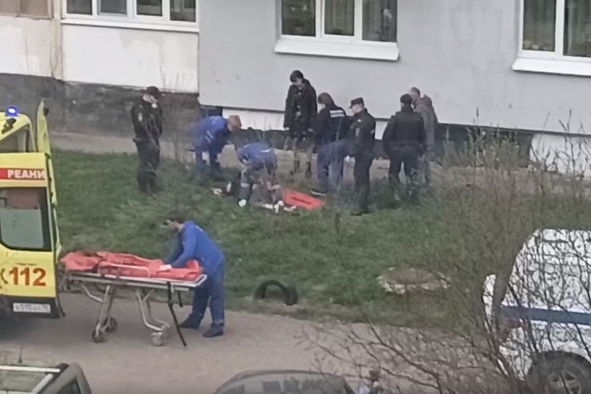 В Ярославле школьница выпала из окна спасаясь от насильника