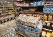 Ежедневный мониторинг продовольственного рынка не показал дефицита товаров первой необходимости в Петербурге. В городе продолжают работу около 200 предприятий, которые обеспечивают петербуржцев всем необходимым.