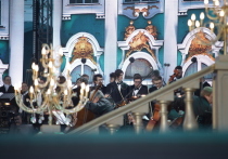 Теперь петербуржцы и гости города, находясь на Дворцовой площади, каждое воскресенье в полдень смогут увидеть выступление придворных музыкантов в открытом окне Капеллы. Оно будет начинаться после выстрела пушки Петропавловской крепости.