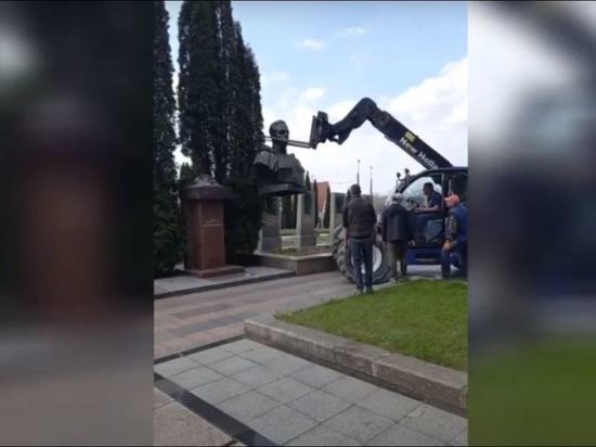 В Ровно снесли памятник советскому разведчику Николаю Кузнецову