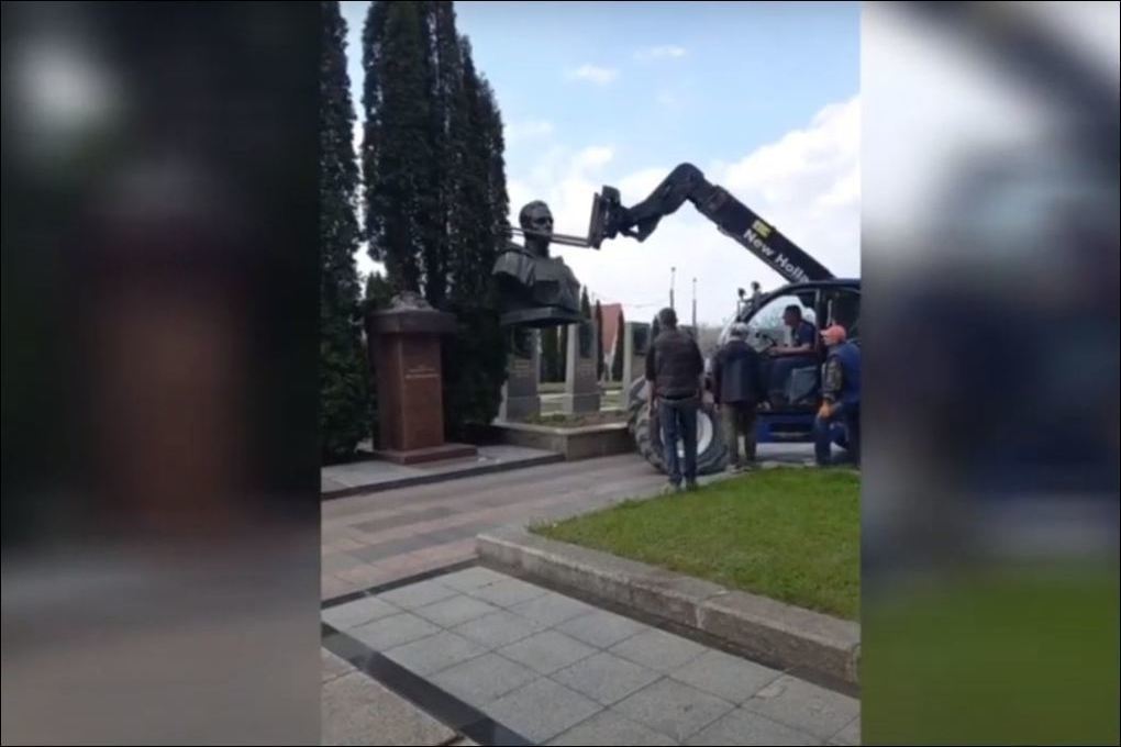 Памятник кузнецу Псков