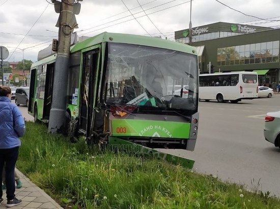 Краснодарские водители объявили охоту на опоры ЛЭП и фонарные столбы