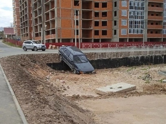 В Иванове легковой автомобиль вылетел в котлован стройплощадки