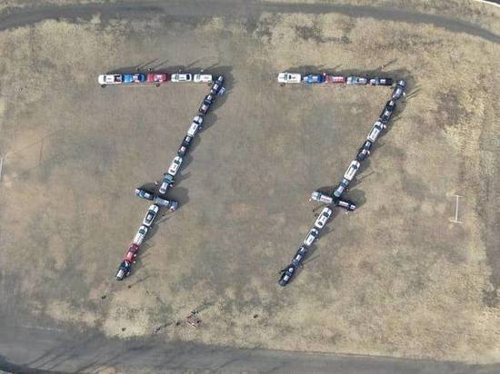 Автомобили выстроили в цифру 77 в честь годовщины Победы в Чите
