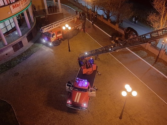 В Балтийске загорелось неэксплуатируемое здание довоенной постройки