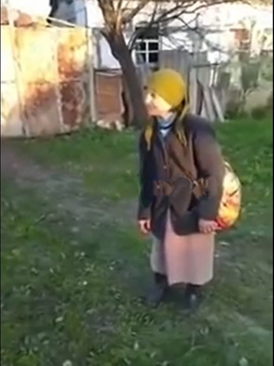 Видео украинская бабушка. Бабушка с флагом знаменем. Бабушка с красным. Бабушка с красным флагом. Бабушка ДНР.