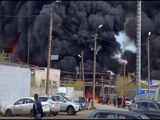 В Дзержинской промзоне горит цистерна