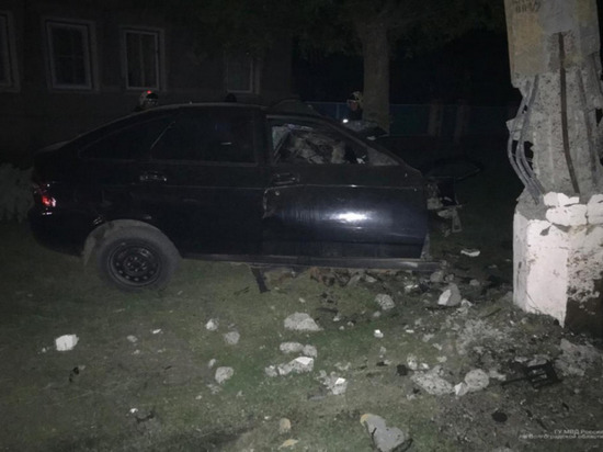 В Волгоградской области водитель погиб после столкновения со столбом