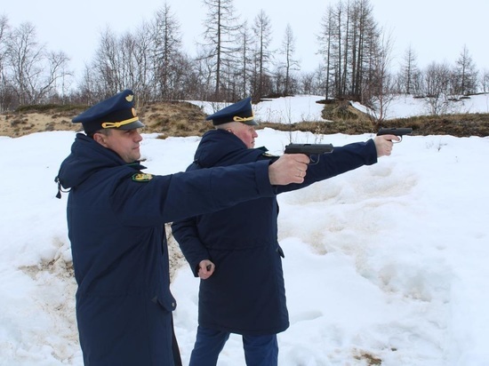 Стрельба велась по мишеням из пистолетов Макарова