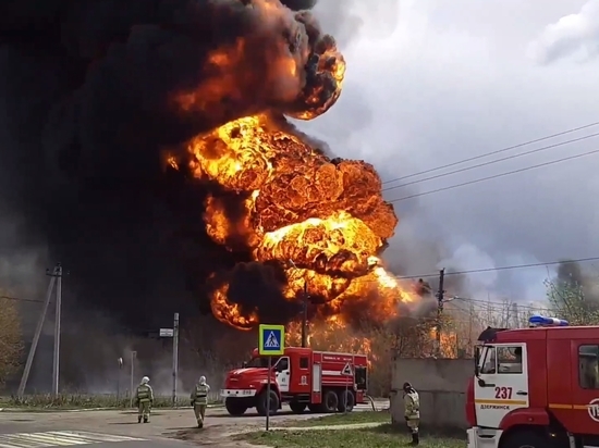 Огонь в Дзержинске охватил уже восемь цистерн