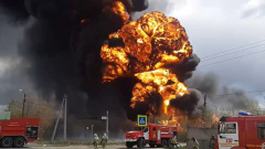 В промзоне Дзержинска загорелась цистерна с растворителем: эпичное видео
