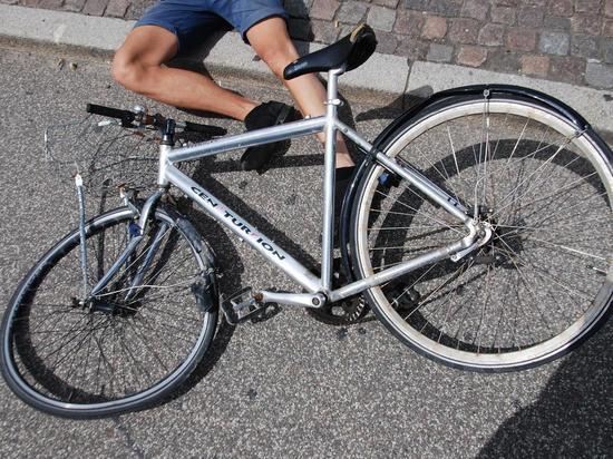 Велосипедист в Чудово угодил под колеса легковушки