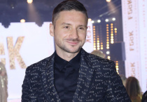 Российский певец Сергей Лазарев отреагировал на появившиеся в СМИ слухи о том, что он якобы приостанавливает творческую деятельность