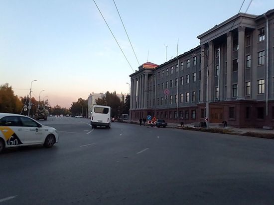 Омское УФСБ задержало провокатора за проукраинскую акцию с тортами фабрики Порошенко