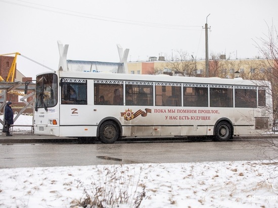 Деталью его украшения стала особая праздничная наклейка